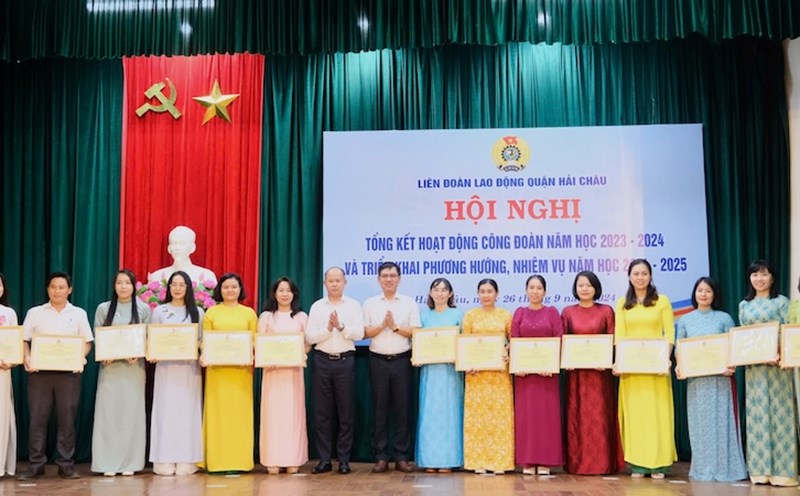 Da Nang City Labor Federation awarded certificates of merit to individuals and groups with outstanding achievements in the emulation movement. Photo: Nguyen Linh