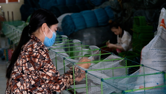 Nhân công tại làng nghề đan lưới Thơm Rơm (quận Thốt Nốt, TP Cần Thơ) đang sản xuất.