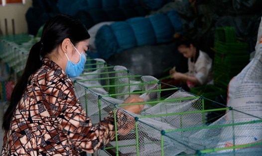 Nhân công tại làng nghề đan lưới Thơm Rơm (quận Thốt Nốt, TP Cần Thơ) đang sản xuất.