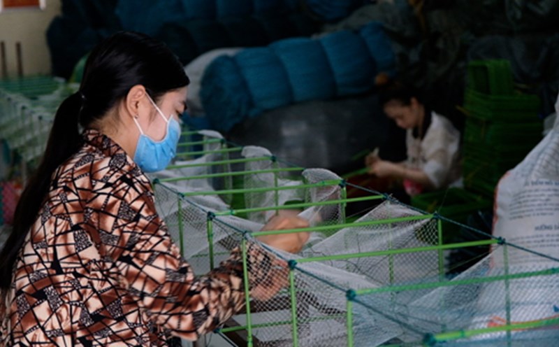 Workers at Thom Rom net weaving village (Thot Not district, Can Tho city) are producing.