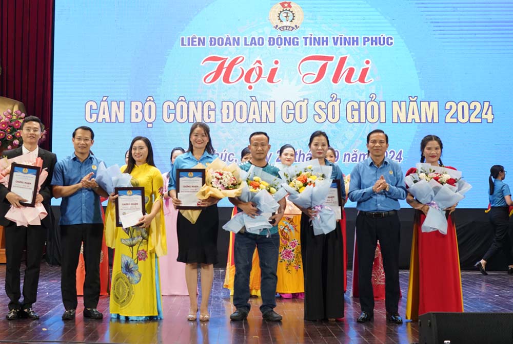 The Organizing Committee of the 2024 "Excellent Grassroots Union Official" Contest awarded prizes to the contestants. Photo: Lam Nguyen