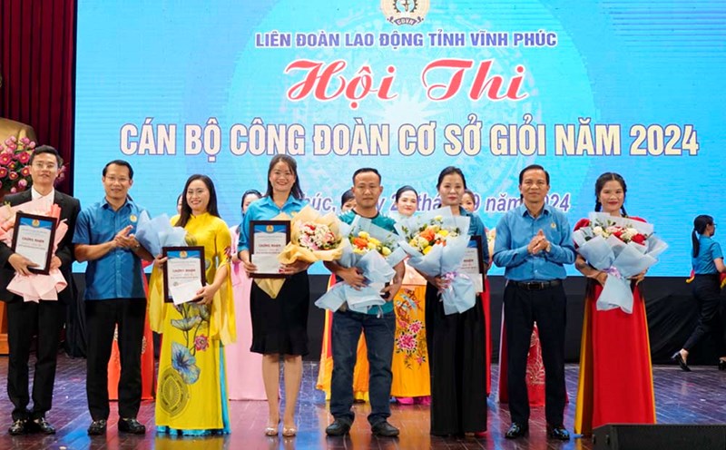 The Organizing Committee of the 2024 "Excellent Grassroots Union Official" Contest awarded prizes to the contestants. Photo: Lam Nguyen