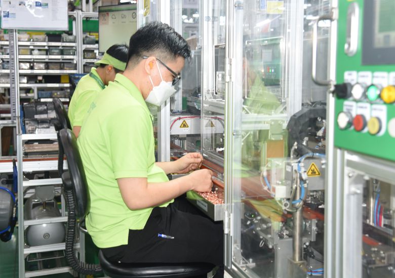 Male employees at Schneider Electric Manufacturing Vietnam Co., Ltd. whose wives give birth, in addition to the days off prescribed by the Law on Social Insurance, are also entitled to an additional 24 days off with full pay to take care of their wives and children. Photo: Nam Duong