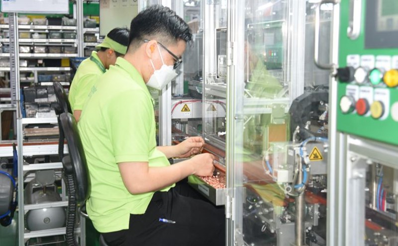 Male employees at Schneider Electric Manufacturing Vietnam Co., Ltd. whose wives give birth, in addition to the days off prescribed by the Law on Social Insurance, are also entitled to an additional 24 days off with full pay to take care of their wives and children. Photo: Nam Duong