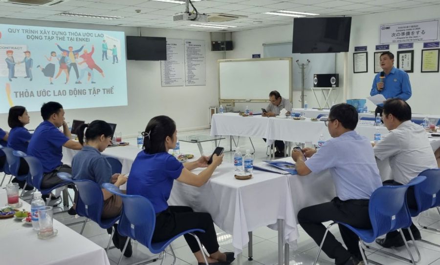 Mr. Nguyen Dinh Thang at the working session at EnKei Vietnam Co., Ltd. on negotiating and signing the Collective Labor Agreement. Photo: Trade Union