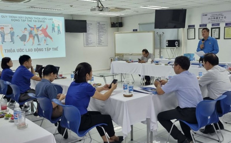 Mr. Nguyen Dinh Thang at the working session at EnKei Vietnam Co., Ltd. on negotiating and signing the Collective Labor Agreement. Photo: Trade Union