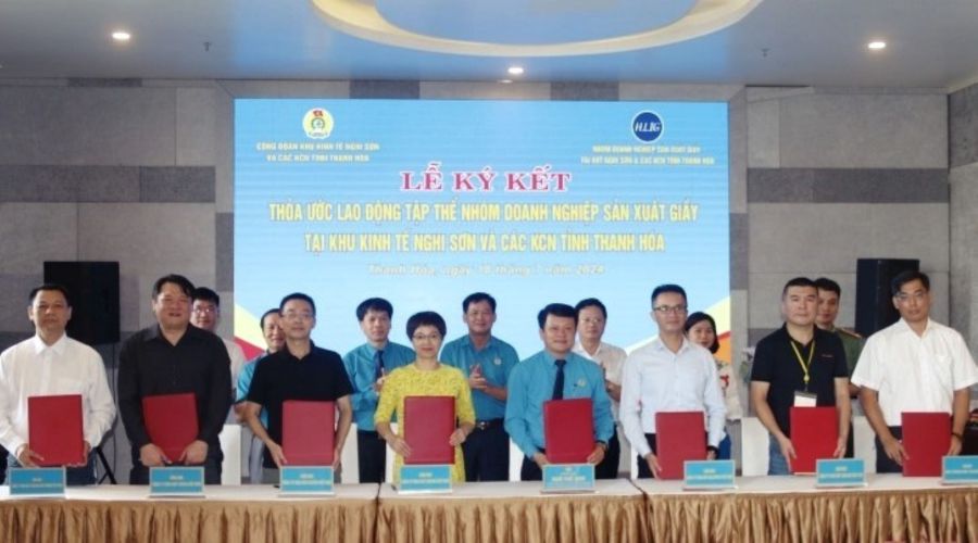 Ông Ngô Thế Anh - Chủ tịch CĐ Khu kinh tế Nghi Sơn và Các khu công nghiệp Thanh Hóa đại diện người lao động ký Thỏa ước LĐTT với 7 doanh nghiệp giày da. Ảnh: Xuân Hùng