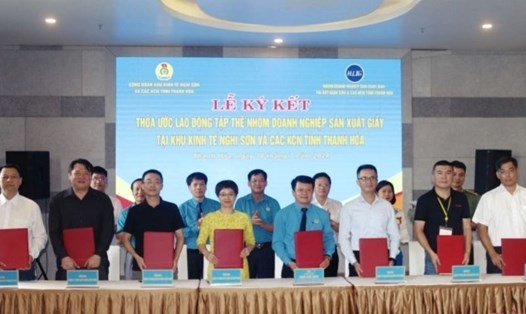Ông Ngô Thế Anh - Chủ tịch CĐ Khu kinh tế Nghi Sơn và Các khu công nghiệp Thanh Hóa đại diện người lao động ký Thỏa ước LĐTT với 7 doanh nghiệp giày da. Ảnh: Xuân Hùng