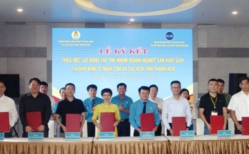 Mr. Ngo The Anh - Chairman of the Trade Union of Nghi Son Economic Zone and Thanh Hoa Industrial Zones represented the workers to sign the Collective Labor Agreement with 7 leather shoe enterprises. Photo: Xuan Hung