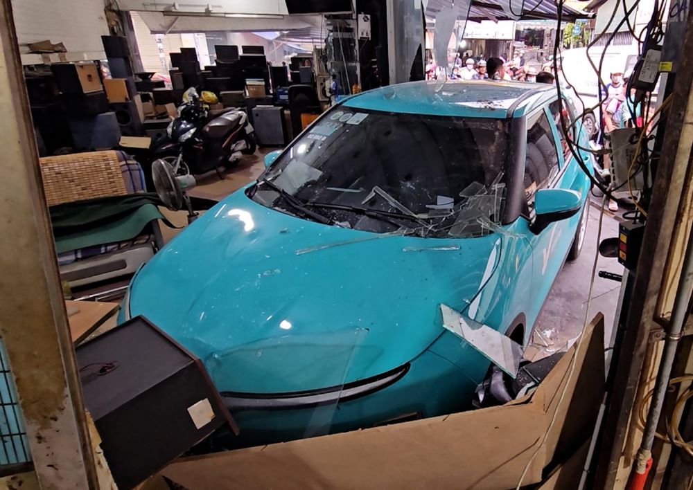 The scene of a technology taxi crashing into a house in Ho Chi Minh City.