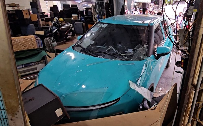 The scene of a technology taxi crashing into a house in Ho Chi Minh City.