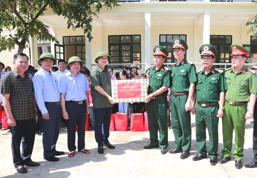 Pho Thu tuong Tran Hong Ha cung doan cong tac tang qua cho cac luc luong vu trang tham gia khac phuc hau qua mua lu. Anh: Le Hoi