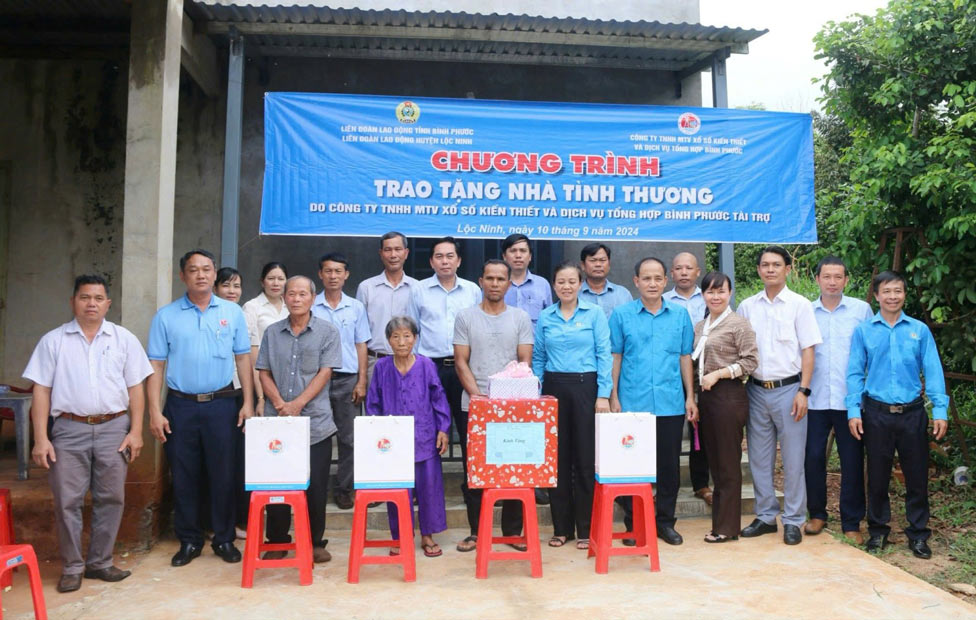 Đại diện LĐLĐ tỉnh Bình Phước cùng chính quyền địa phương trao nhà tình thương cho hộ bà Nguyễn Thị Mau. Ảnh: Bùi Văn Sơn