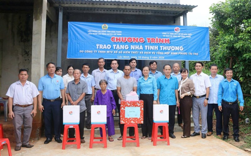 Representatives of the Binh Phuoc Provincial Federation of Labor and local authorities presented a charity house to Ms. Nguyen Thi Mau's family. Photo: Bui Van Son