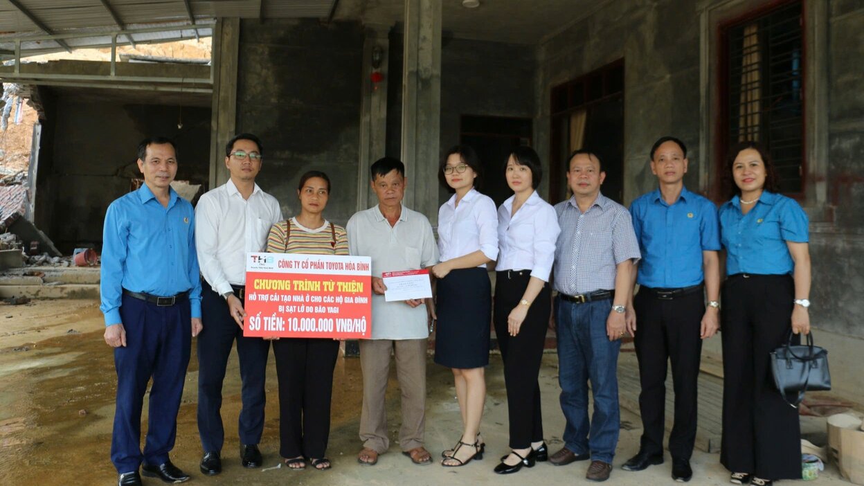 The Hoa Binh City Labor Federation coordinated with units to present gifts to support two union members in Kim Boi and Da Bac districts who suffered damage due to storms and floods. Photo: Dang Tinh