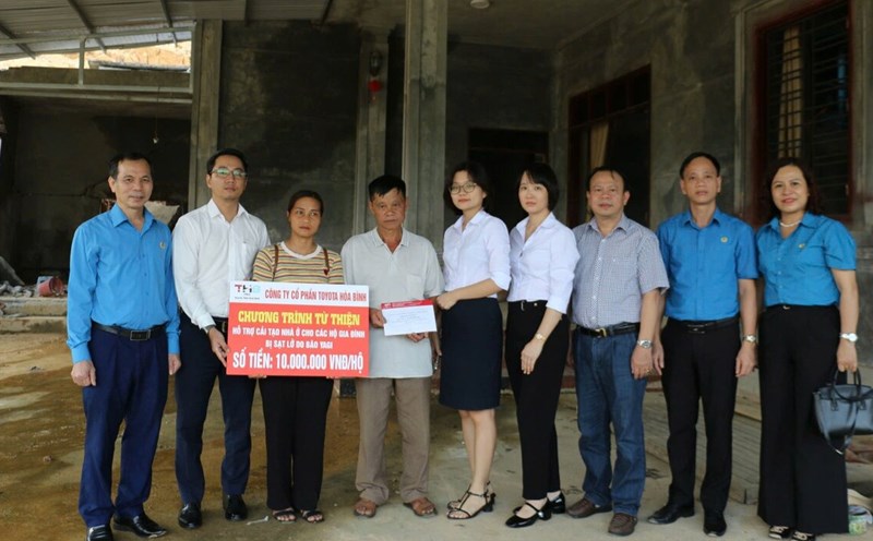 The Hoa Binh City Labor Federation coordinated with units to present gifts to support two union members in Kim Boi and Da Bac districts who suffered damage due to storms and floods. Photo: Dang Tinh