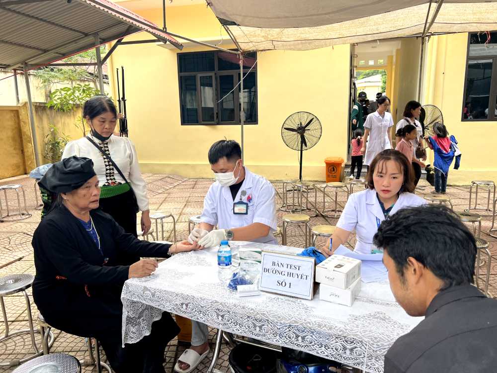 Working group examines people in Da Bac district, Hoa Binh province. Photo: Minh Tran