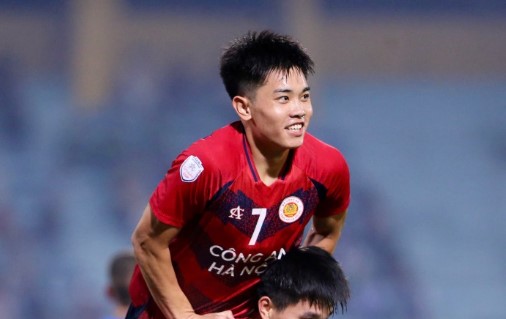 Striker Nguyen Dinh Bac of Hanoi Police team. Photo: Minh Dan