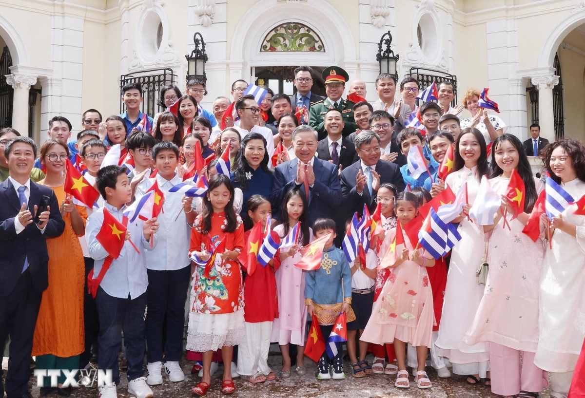 General Secretary and President To Lam and his wife with officials, staff of the Embassy and the Vietnamese community in Cuba. Photo: VNA