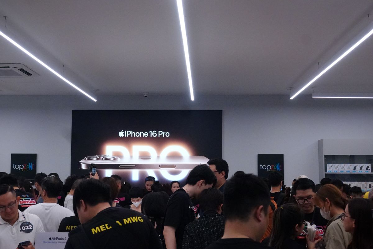 Customers crowded to receive the new iPhone 16 at TopZone APR – 163 Khanh Hoi, District 4, HCMC in the early morning of September 27. Photo: Nguyen Dang