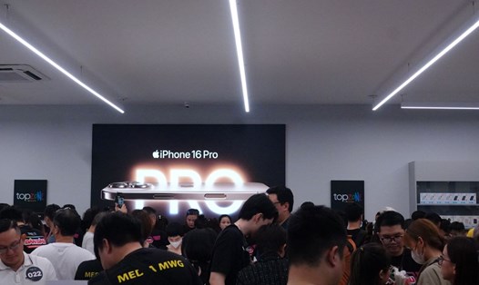 Khách hàng chen chúc vào nhận iPhone 16 mới tại TopZone APR – 163 Khánh Hội, Quận 4, TPHCM rạng sáng 27.9. Ảnh: Nguyễn Đăng