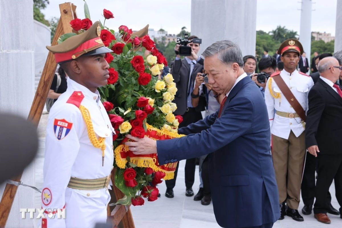 General Secretary and President To Lam lays flowers at Jose Marti Memorial. Photo: VNA
