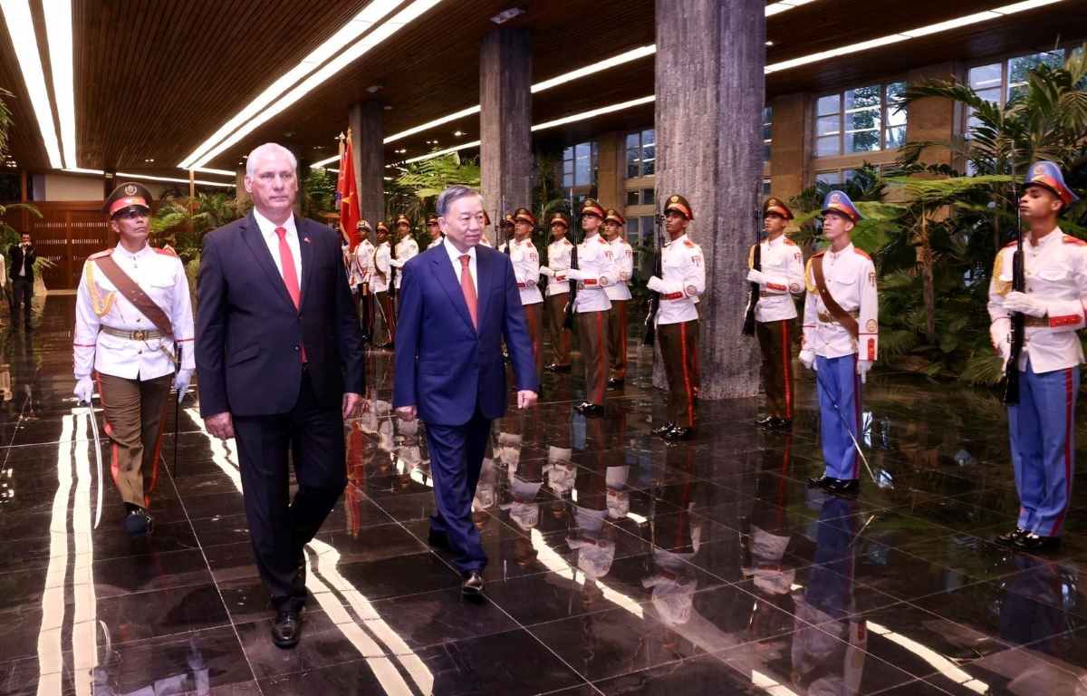 General Secretary and President To Lam and First Secretary and President of the Republic of Cuba Miguel Diaz Canel Bermudez review the honor guard. Photo: VNA