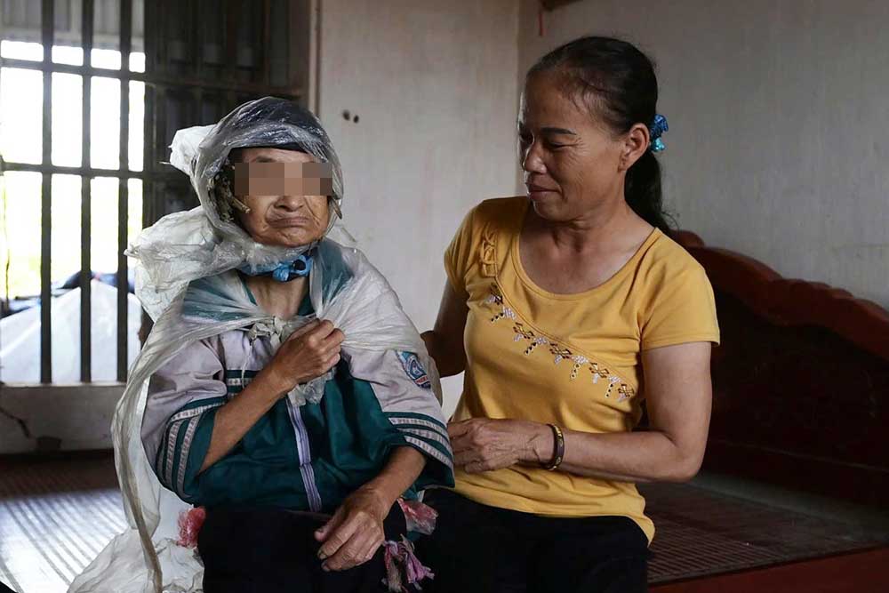 Ba Hue (ben trai) va em dau la ba Huong. Anh: Ha Vi