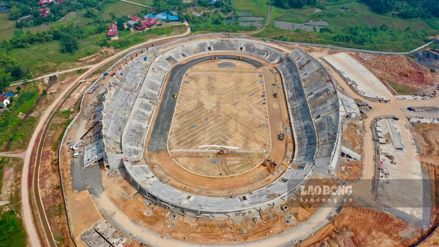 Construction of the largest football field in the North resumes after the historic flood in Thai Nguyen. Photo: Viet Bac.