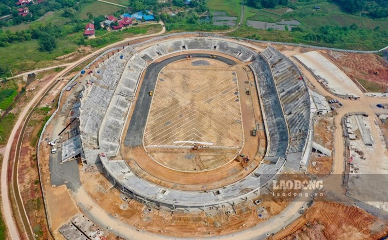 Construction of the largest football field in the North resumes after the historic flood in Thai Nguyen. Photo: Viet Bac.