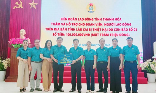 LĐLĐ tỉnh Lào Cai tiếp nhận ủng hộ của các đơn vị. Ảnh: LĐLĐ tỉnh Lào Cai