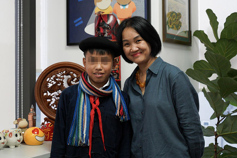 Ms. Pham Thu Ba - Acting Country Director of Plan International Vietnam and Thao Mi Phenh from Meo Vac district, Ha Giang. Photo: Trong Hieu