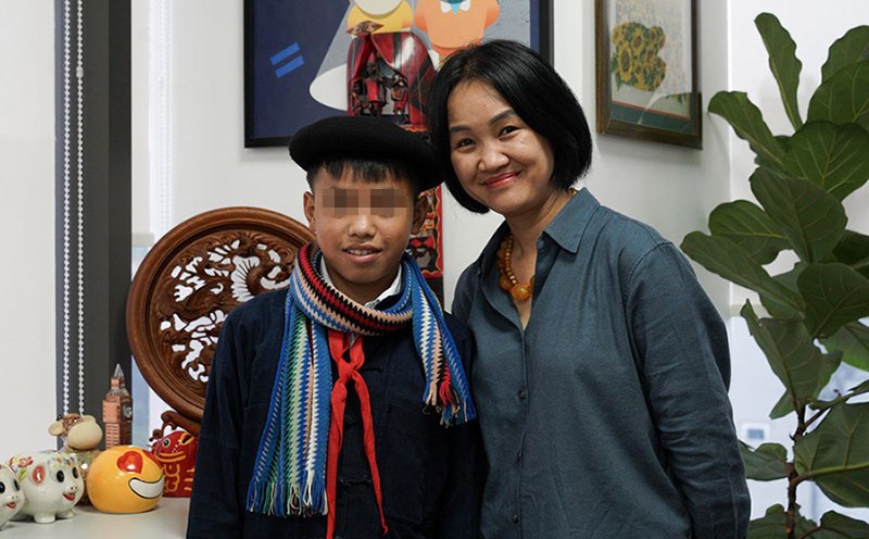 Ms. Pham Thu Ba - Acting Country Director of Plan International Vietnam and Thao Mi Phenh from Meo Vac district, Ha Giang. Photo: Trong Hieu