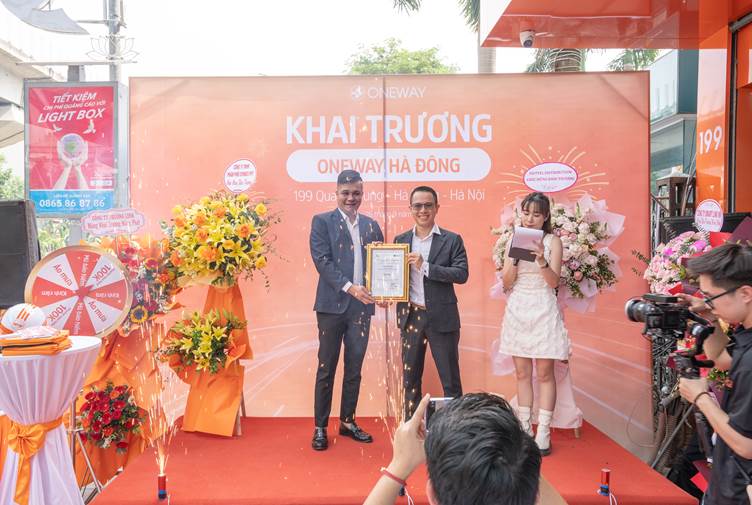ONEWAY tiep nhan chung nhan la dai ly uy quyen cua Apple tai Viet Nam tai ngay khai truong cua hang tai 199 Quang Trung, Ha Dong, Ha Noi. Nguon: ONEWAY