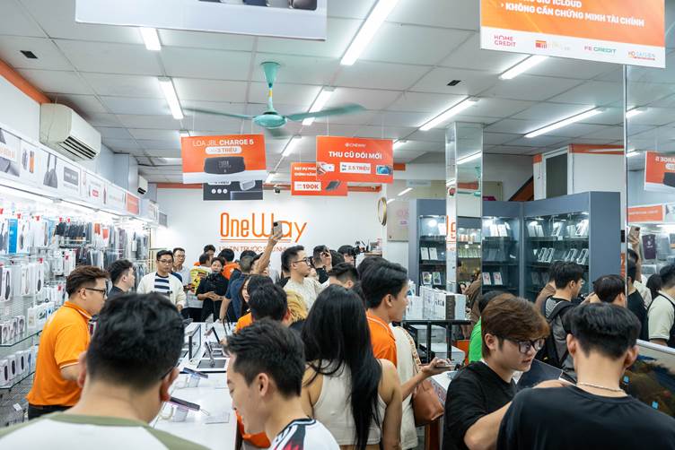 Su kien mo ban iPhone 16 series dang dien ra vo cung nhon nhip tai co so ONEWAY 66 Thai Ha voi rat nhieu phan qua hap dan. Nguon: ONEWAY