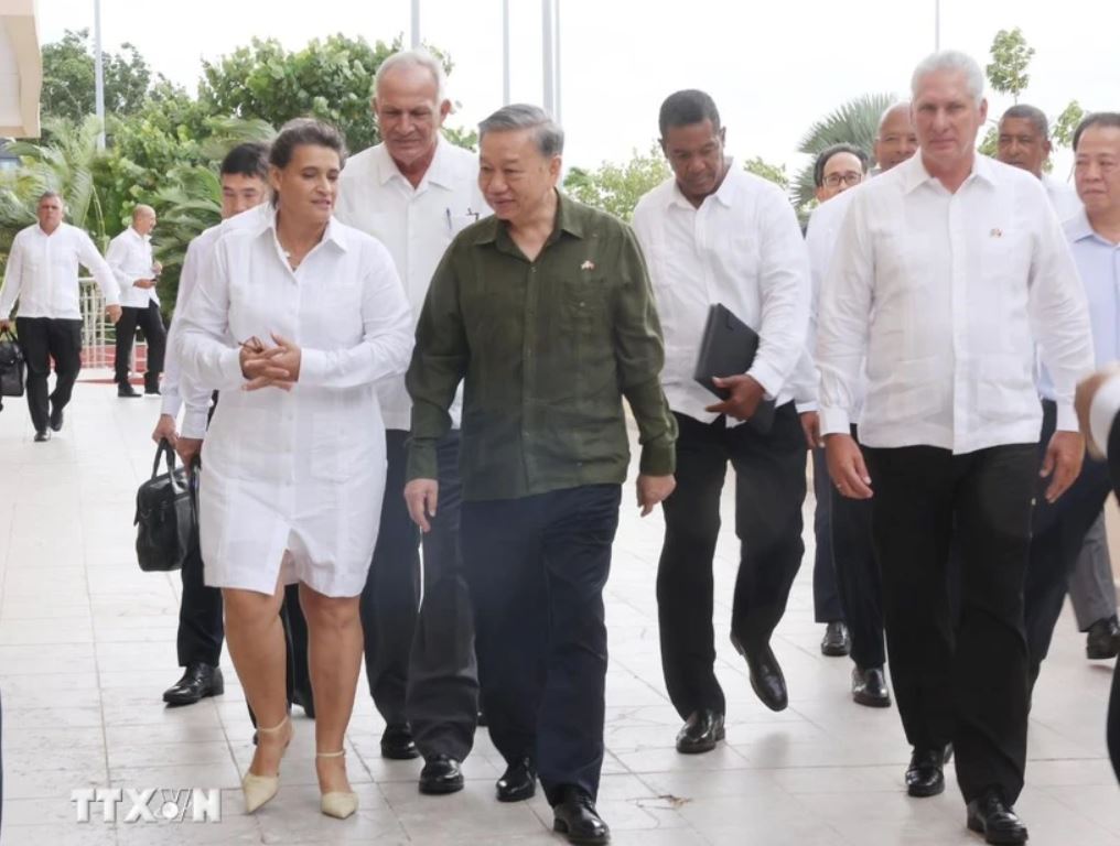 Tong Bi thu, Chu tich nuoc To Lam cung Bi thu thu nhat Dang Cong san Cuba, Chu tich nuoc Cuba Miguel Diaz Canel Bermudez den tham Dac khu phat trien Mariel. Anh: TTXVN