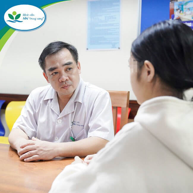 TS.BS Ngô Anh Vinh (Bệnh viện Nhi Trung ương) nghe những chia sẻ của một bệnh nhi về việc em bị bạo hành. Ảnh: Nguyễn Thạch