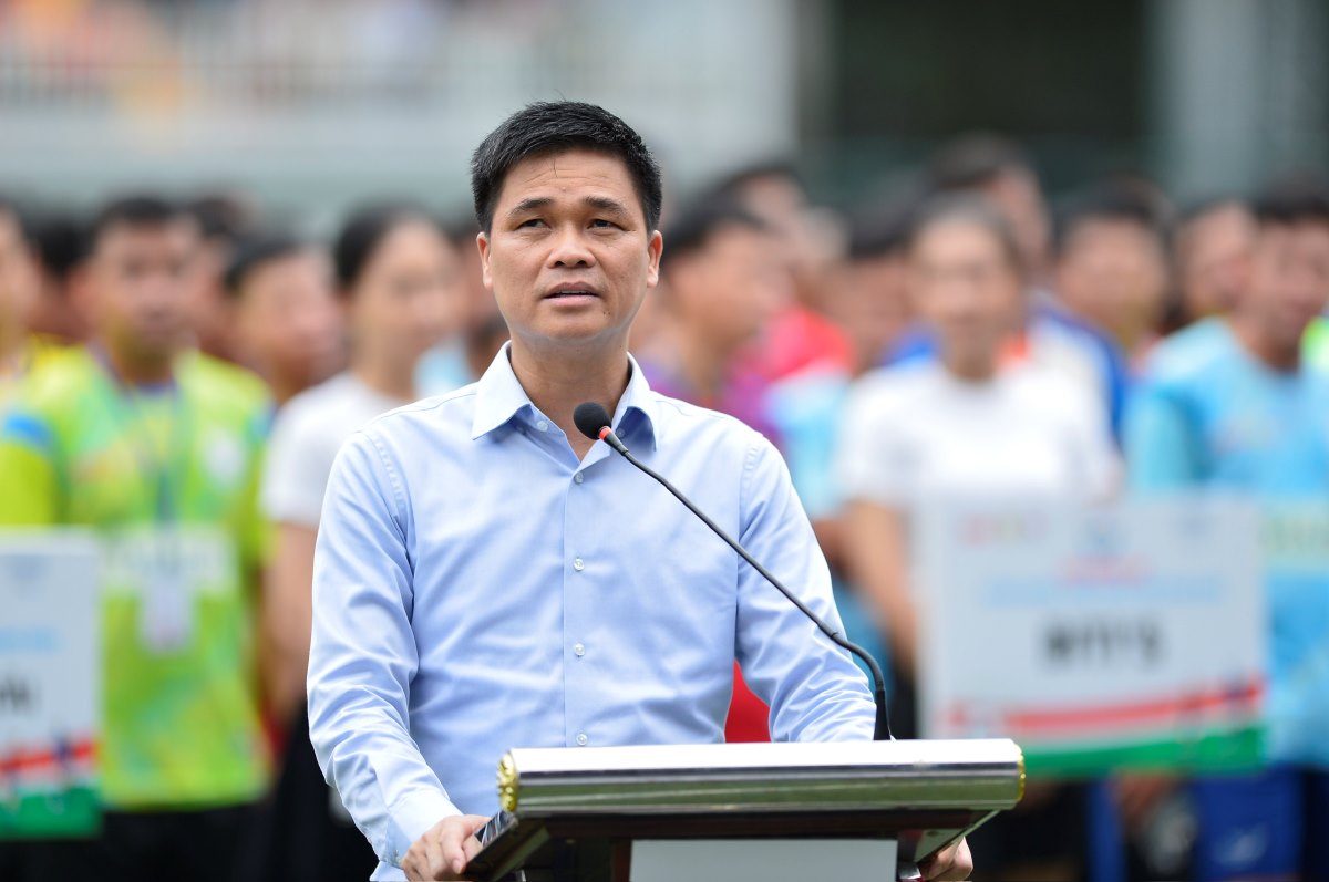 Ông Ngọ Duy Hiểu - Phó Chủ tịch Tổng Liên đoàn Lao động Việt Nam phát biểu khai mạc Giải Bóng đá công nhân, viên chức Việt Nam 2024. Ảnh: Quang Định