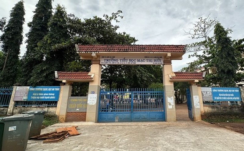Mac Thi Buoi Primary School has been late in paying health insurance for dozens of students. Photo: Uy Nguyen