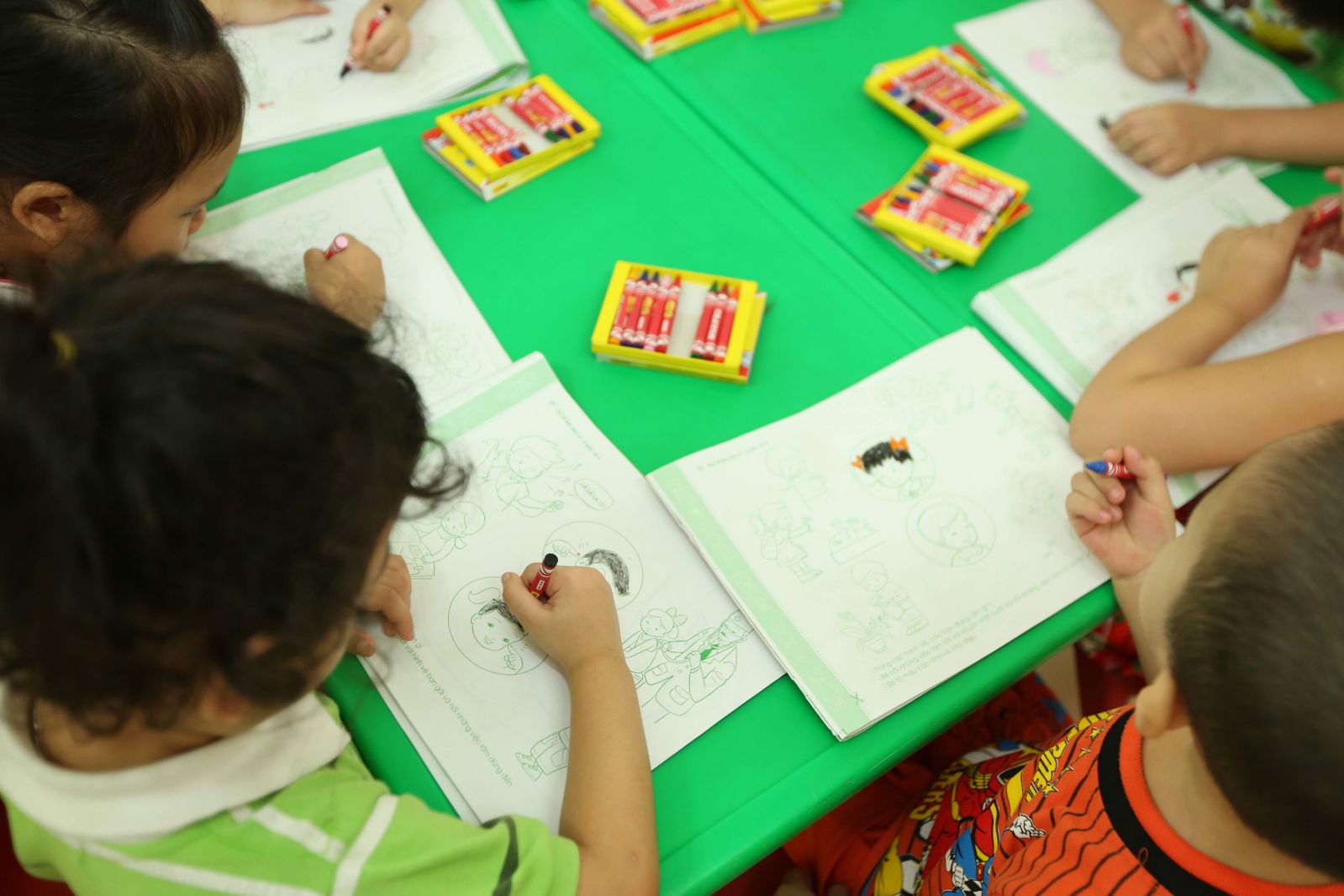 Con công nhân trong trường mầm non trên địa bàn thành phố Hưng Yên. Ảnh: Hải Nguyễn