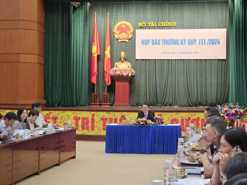 Tax Directorate representative answers hot tax issues at the regular press conference for the third quarter of 2024. Photo: Minh Anh.