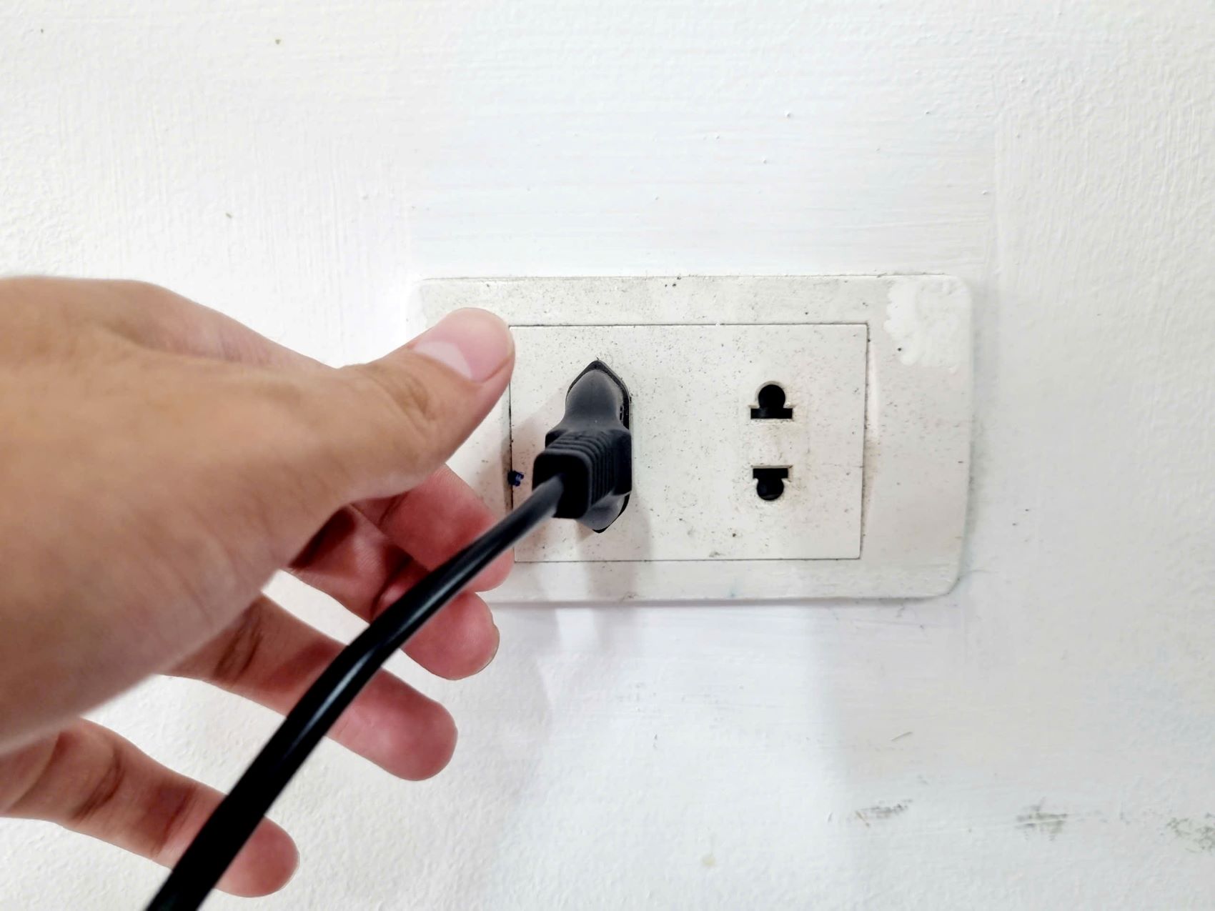 Khi cắm sạc cho xe điện đồ chơi, nam sinh ở tỉnh Quảng Trị bị điện giật tử vong. Ảnh minh họa.