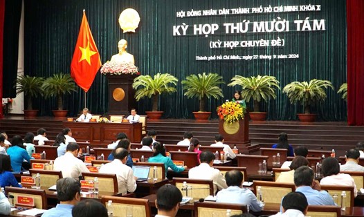 Kỳ họp thứ 18 HĐND TPHCM đã thông qua việc thí điểm thành lập Trung tâm Phục vụ hành chính công TPHCM. Ảnh: Minh Quân