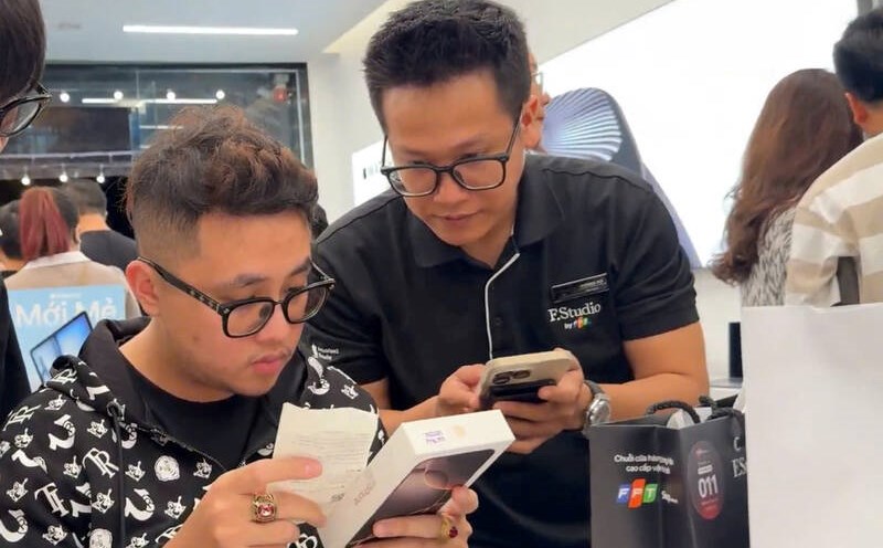 Crowded to buy iPhone 16 in HCMC
