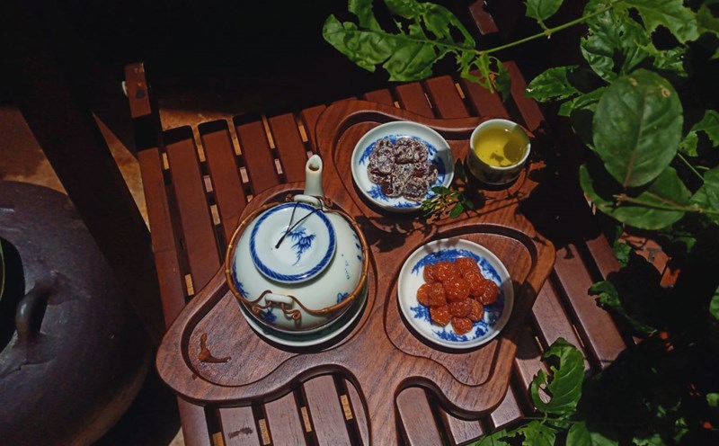 The "tasteful" way to enjoy tea, cakes and dried apricots of Hanoi people. Photo: Provided by the character