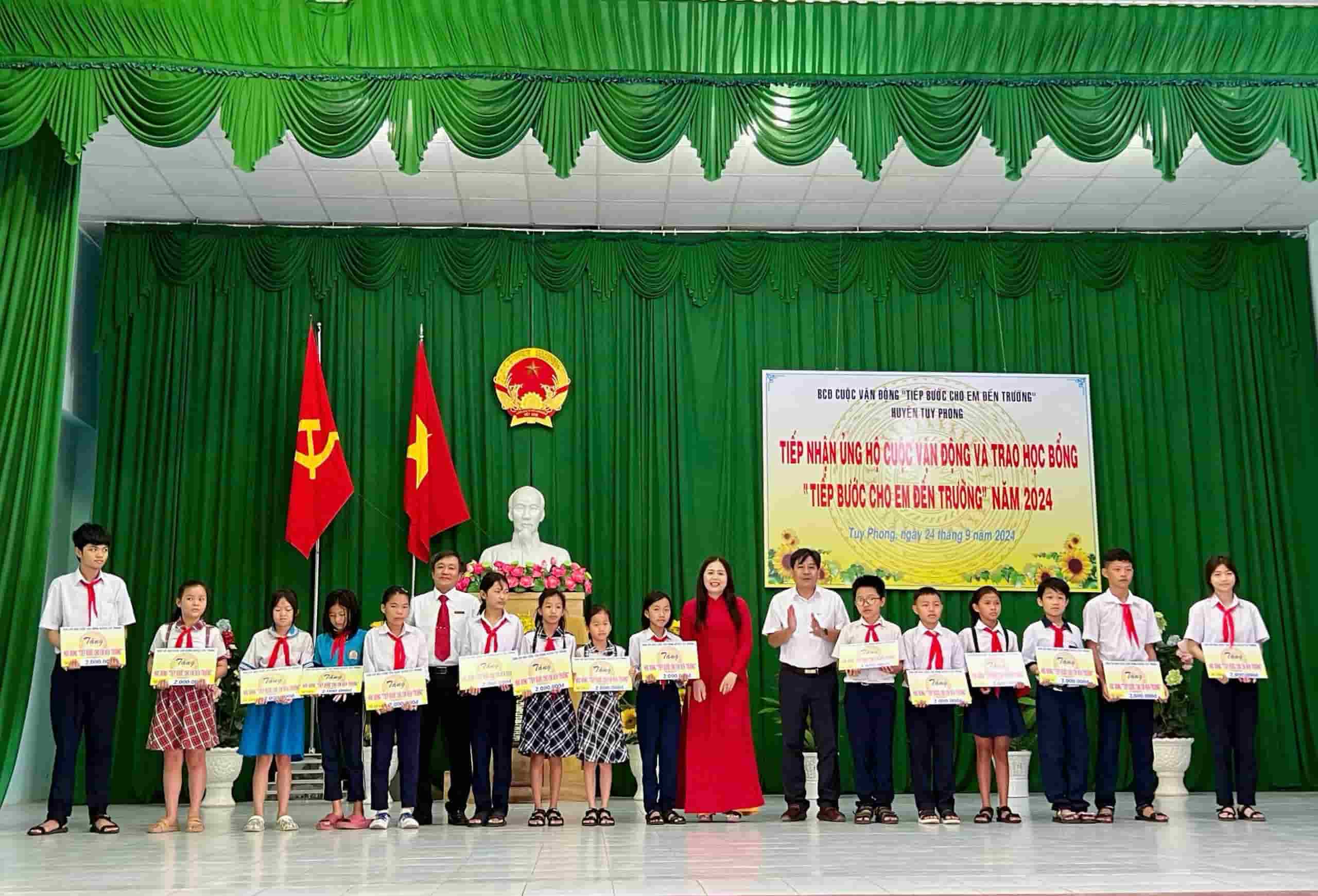 The Vinh Tan 4 Thermal Power Plant Trade Union awarded scholarships to students in difficult circumstances. Photo: Vinh Tan