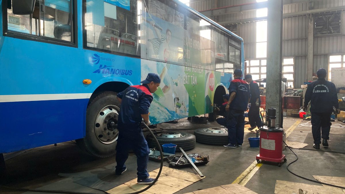 Hội thi Bảo dưỡng sửa chữa xe buýt năm 2024 tại Hà Nội. Ảnh: Tuệ Linh