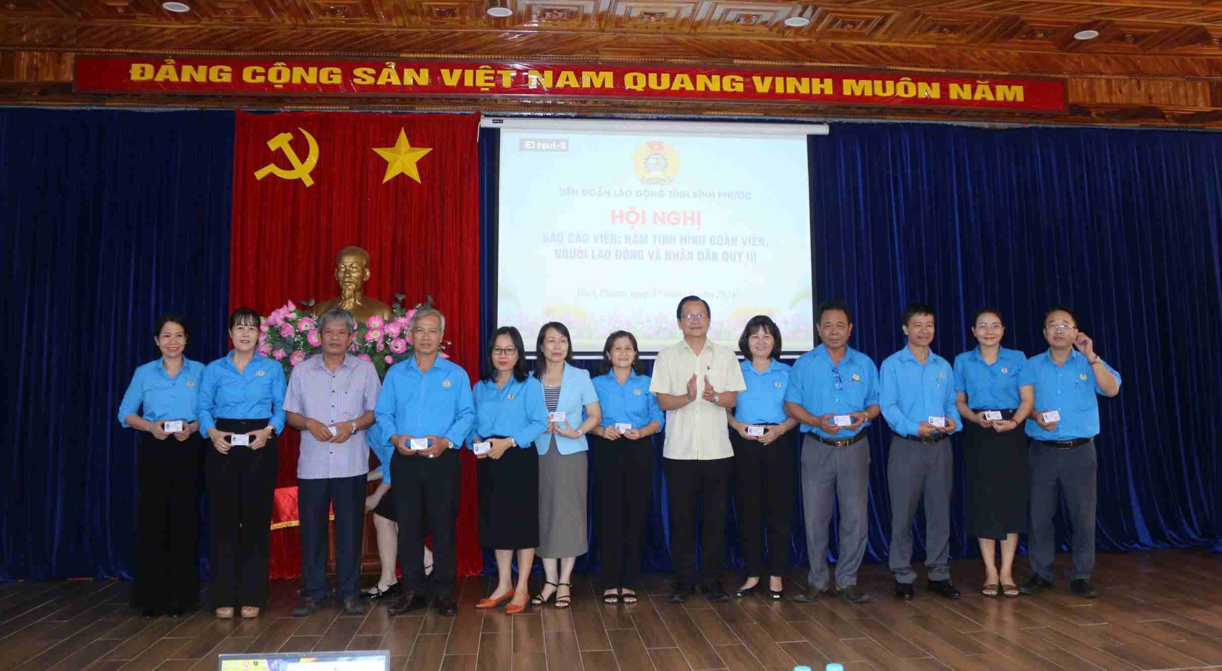 Ông Phan Duy Khiêm - Báo cáo viên Trung ương trao thẻ cho các báo cáo viên Công đoàn tỉnh Bình Phước. Ảnh: LĐLĐ Bình Phước