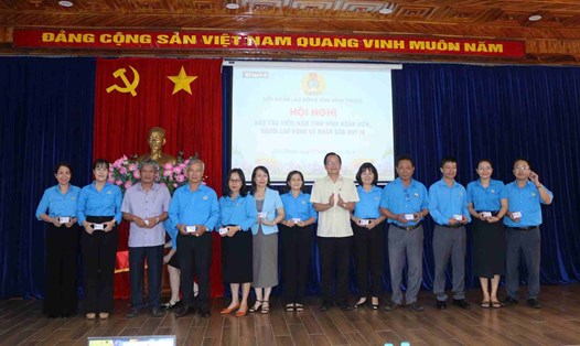 Ông Phan Duy Khiêm - Báo cáo viên Trung ương trao thẻ cho các báo cáo viên Công đoàn tỉnh Bình Phước. Ảnh: LĐLĐ Bình Phước