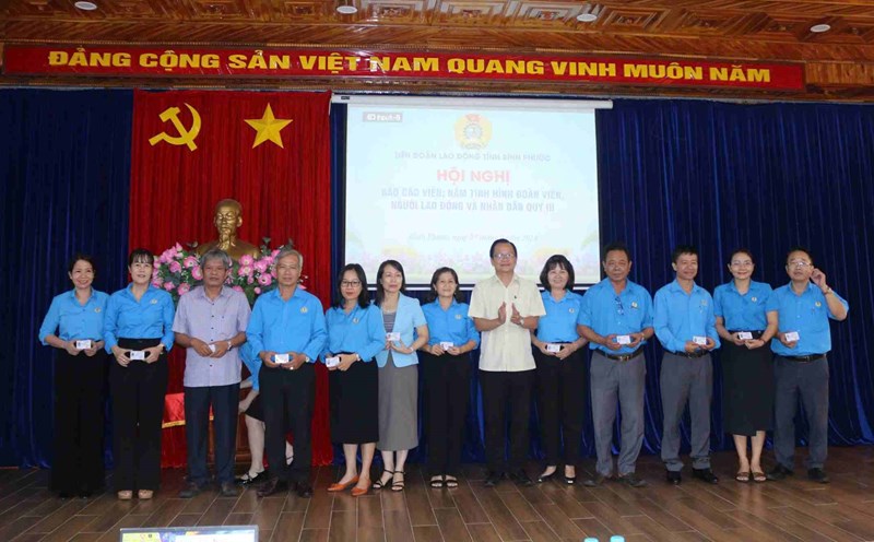 Mr. Phan Duy Khiem - Central Reporter presented cards to the reporters of Binh Phuoc Provincial Labor Union. Photo: Binh Phuoc Labor Federation